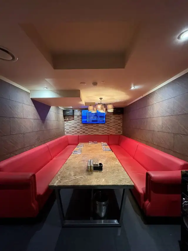 강남 달토 미디움룸, 빨간 U자형 소파와 대리석 테이블